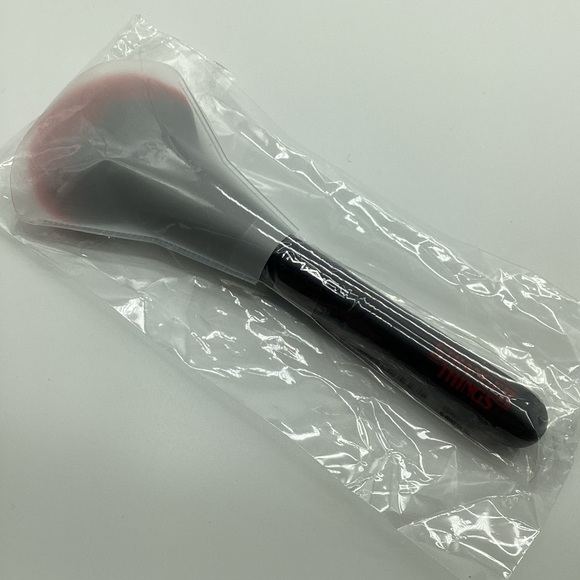 MAC Stranger Things 140SES Synthetic Full Fan Brush - Brand New In Package - Picture 6 of 13